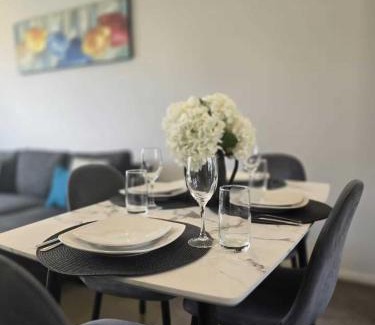 Hamilton Casa | Modern Oasis with Spa close to shopping centres