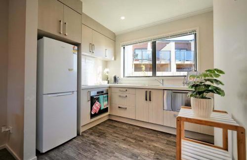 Hamilton Casa | Modern Oasis with Spa close to shopping centres