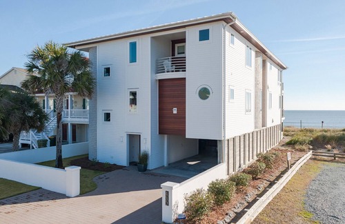 Kure Beach Casa | Moderna casa frente al mar con ascensor
