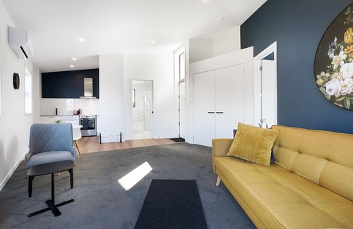 Fernhill Casa | Modern One Bedroom Apartment with Lake View