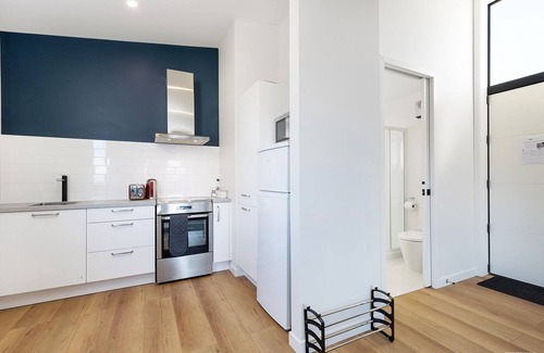 Fernhill Casa | Modern One Bedroom Apartment with Lake View