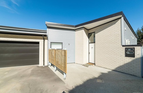Fernhill Casa | Modern One Bedroom Apartment with Lake View