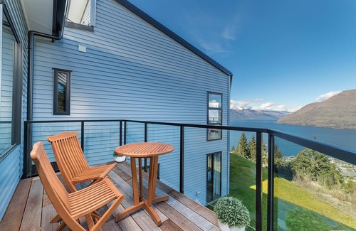 Fernhill Casa | Modern One Bedroom Apartment with Lake View