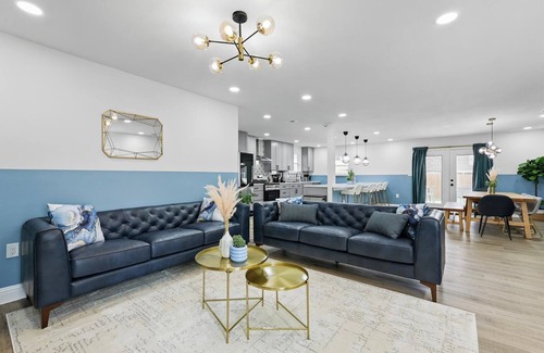 Irving Casa | Modern Open-Concept | 4-BD/3-BA with Backyard