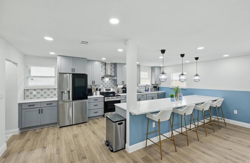 Irving Casa | Modern Open-Concept | 4-BD/3-BA with Backyard