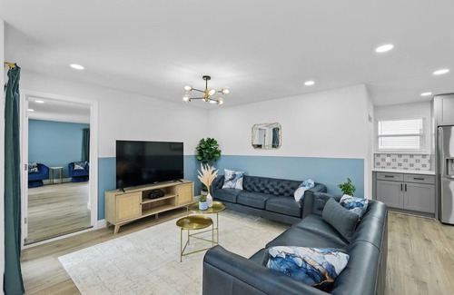 Irving Casa | Modern Open-Concept | 4-BD/3-BA with Backyard