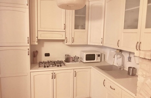 Numana Apartamento | Taberna moderna de espacios abiertos, con uso compartido del jardín.