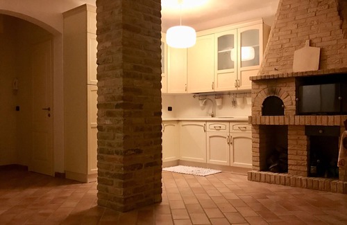 Numana Apartamento | Taberna moderna de espacios abiertos, con uso compartido del jardín.