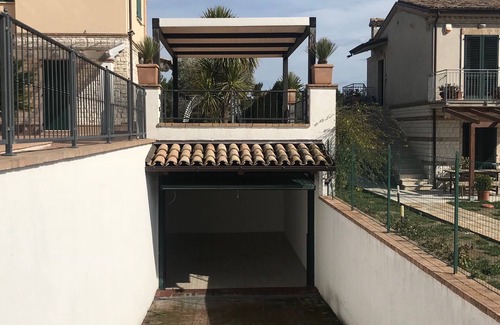 Numana Apartamento | Taberna moderna de espacios abiertos, con uso compartido del jardín.