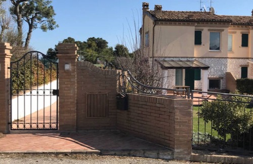 Numana Apartamento | Taberna moderna de espacios abiertos, con uso compartido del jardín.