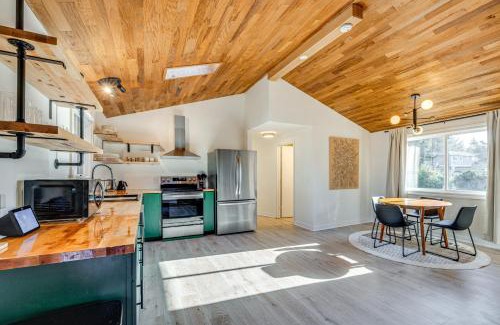 Tierra Del Mar Casa | Modern Oregon Cottage with Hot Tub Walk to Beach!