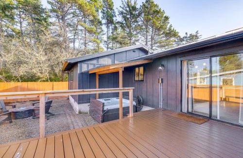 Tierra Del Mar Casa | Modern Oregon Cottage with Hot Tub Walk to Beach!