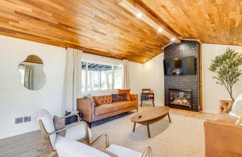 Tierra Del Mar Casa | Modern Oregon Cottage with Hot Tub Walk to Beach!