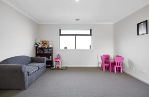 Pakenham Casa | Modern Pakenham Family Home near Lakeside