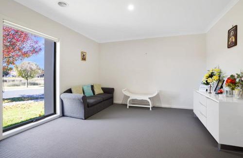 Pakenham Casa | Modern Pakenham Family Home near Lakeside