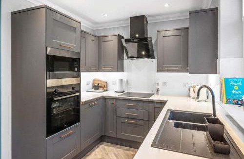 Oban Casa | Modern & Peaceful 2BR Home - Free Parking