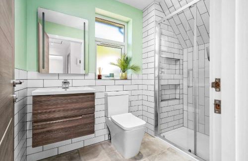 Oban Casa | Modern & Peaceful 2BR Home - Free Parking
