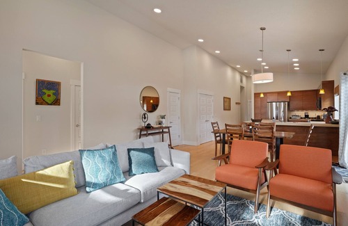 Southern Crossing Casa | Modern & Peaceful, Walk to Old Mill, New and Lovely, AC