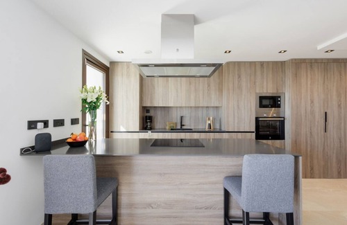 Istan Apartamento | Atico moderno cerca de Puente Romano con vistas al mar