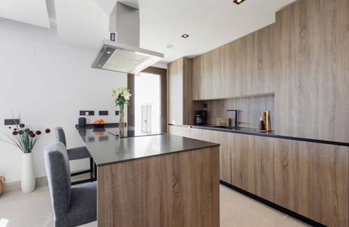 Istan Apartamento | Atico moderno cerca de Puente Romano con vistas al mar