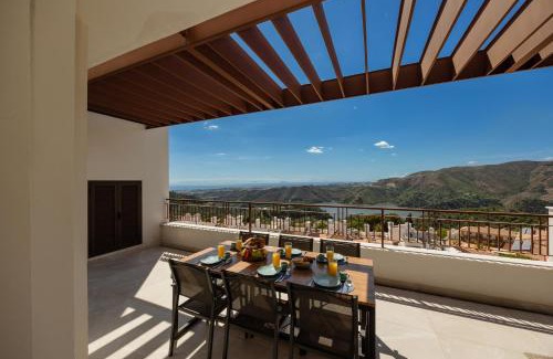 Istan Apartamento | Modern penthouse with two terraces, jacuzzi and sea, lake and mountain views, in Almazara Hills