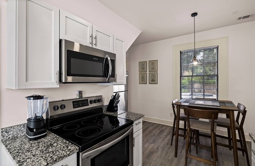 Historic Downtown Savannah Apartamento | Modern Pet-friendly Escape Steps to Forsyth Park by Lucky Savannah