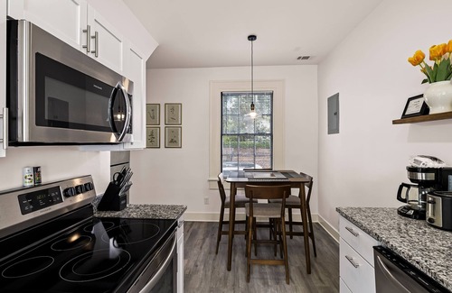 Historic Downtown Savannah Apartamento | Modern Pet-friendly Escape Steps to Forsyth Park by Lucky Savannah