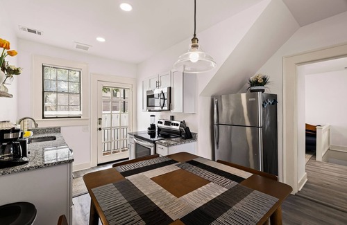 Historic Downtown Savannah Apartamento | Modern Pet-friendly Escape Steps to Forsyth Park by Lucky Savannah