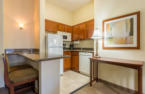 Glendale Sports and Entertainment District Apartamento | Modern Phoenix Suite + Walk to Gila River Arena | Piscina climatizada al aire libre