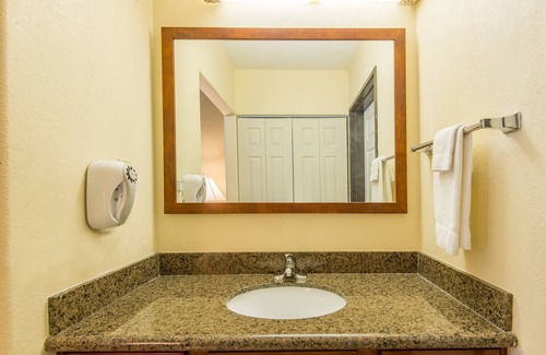 Glendale Sports and Entertainment District Apartamento | Modern Phoenix Suite + Walk to Gila River Arena | Piscina climatizada al aire libre
