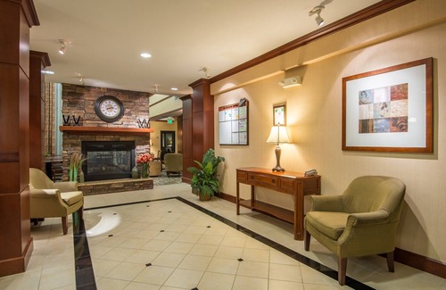 Glendale Sports and Entertainment District Apartamento | Modern Phoenix Suite + Walk to Gila River Arena | Piscina climatizada al aire libre