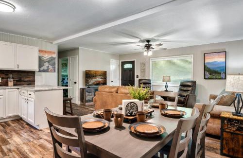 Pigeon Forge Casa | Modern Pigeon Forge Gem Near Dollywood, Gatlinburg & Smokies - 2 Mins to Pkwy & Strip, Hot Tub, Fire Pit, Cable, Hi-Speed WiFi