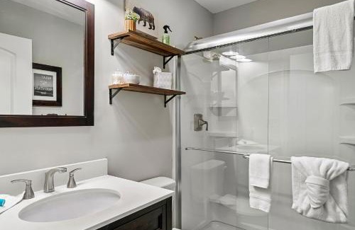 Pigeon Forge Casa | Modern Pigeon Forge Gem Near Dollywood, Gatlinburg & Smokies - 2 Mins to Pkwy & Strip, Hot Tub, Fire Pit, Cable, Hi-Speed WiFi