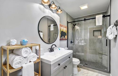 Pigeon Forge Casa | Modern Pigeon Forge Gem Near Dollywood, Gatlinburg & Smokies - 2 Mins to Pkwy & Strip, Hot Tub, Fire Pit, Cable, Hi-Speed WiFi