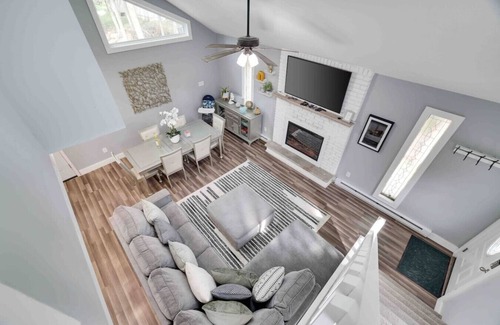 Tobyhanna Casa | Modern Poconos Central Cozy 5BR Home - Game Room