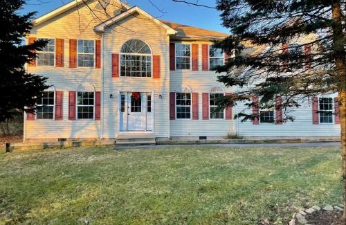 Albrightsville Chalet De Esquí | Modern Poconos home, game room, pool, waterparks