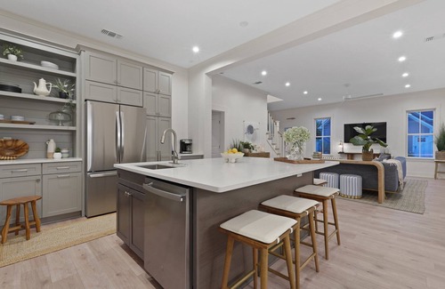 Thunderbolt Casa | Modern Poolside Retreat: Ultimate blend of comfort, luxury, and location