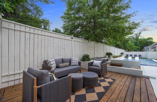 Thunderbolt Casa | Modern Poolside Retreat: Ultimate blend of comfort, luxury, and location