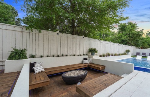 Thunderbolt Casa | Modern Poolside Retreat: Ultimate blend of comfort, luxury, and location