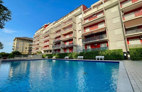Porto Santa Margherita Apartamento | Moderna estancia junto a la piscina con balcón.