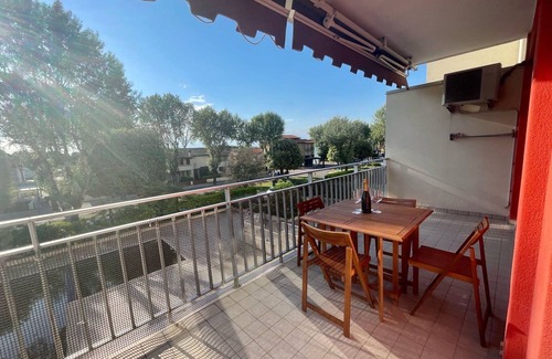 Porto Santa Margherita Apartamento | Moderna estancia junto a la piscina con balcón.