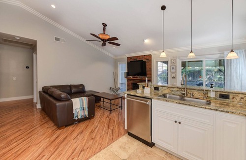 Antelope Casa | Modern private 3 bed/ 2 bath home close to freeway/ shopping/ dining