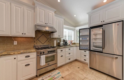 Antelope Casa | Modern private 3 bed/ 2 bath home close to freeway/ shopping/ dining