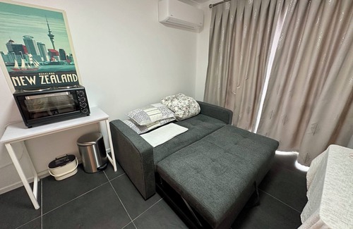 Albany Casa | Modern Private Deluxe Master Suite California Bed