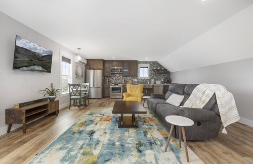 Concord Apartamento | Modern Private Getaway with Lake Views