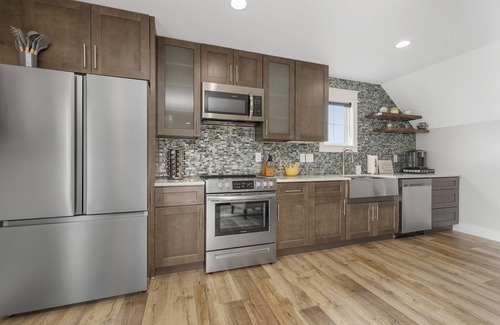 Concord Apartamento | Modern Private Getaway with Lake Views