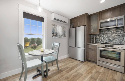Concord Apartamento | Modern Private Getaway with Lake Views