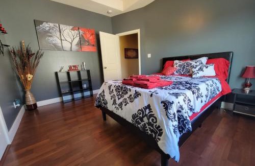 McAllen Apartamento | Modern, Private, Smart 4 BR Condo in Desirable Location in McAllen with Pool!
