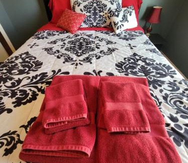 McAllen Apartamento | Modern, Private, Smart 4 BR Condo in Desirable Location in McAllen with Pool!