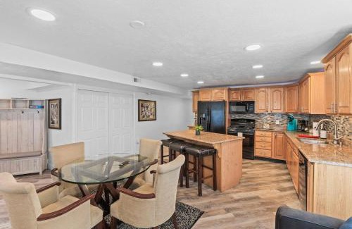 Salt Lake City Casa | Modern Private Whole Unit 4 Bedroom Guest Suite King Bed